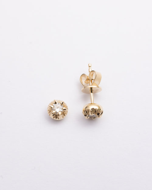 FLUTED COLLET-SET STUDS
