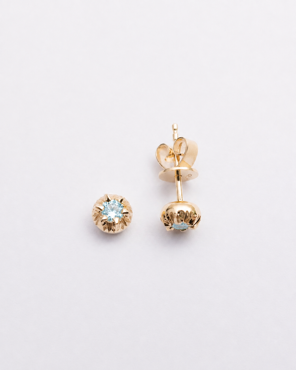 FLUTED COLLET-SET STUDS