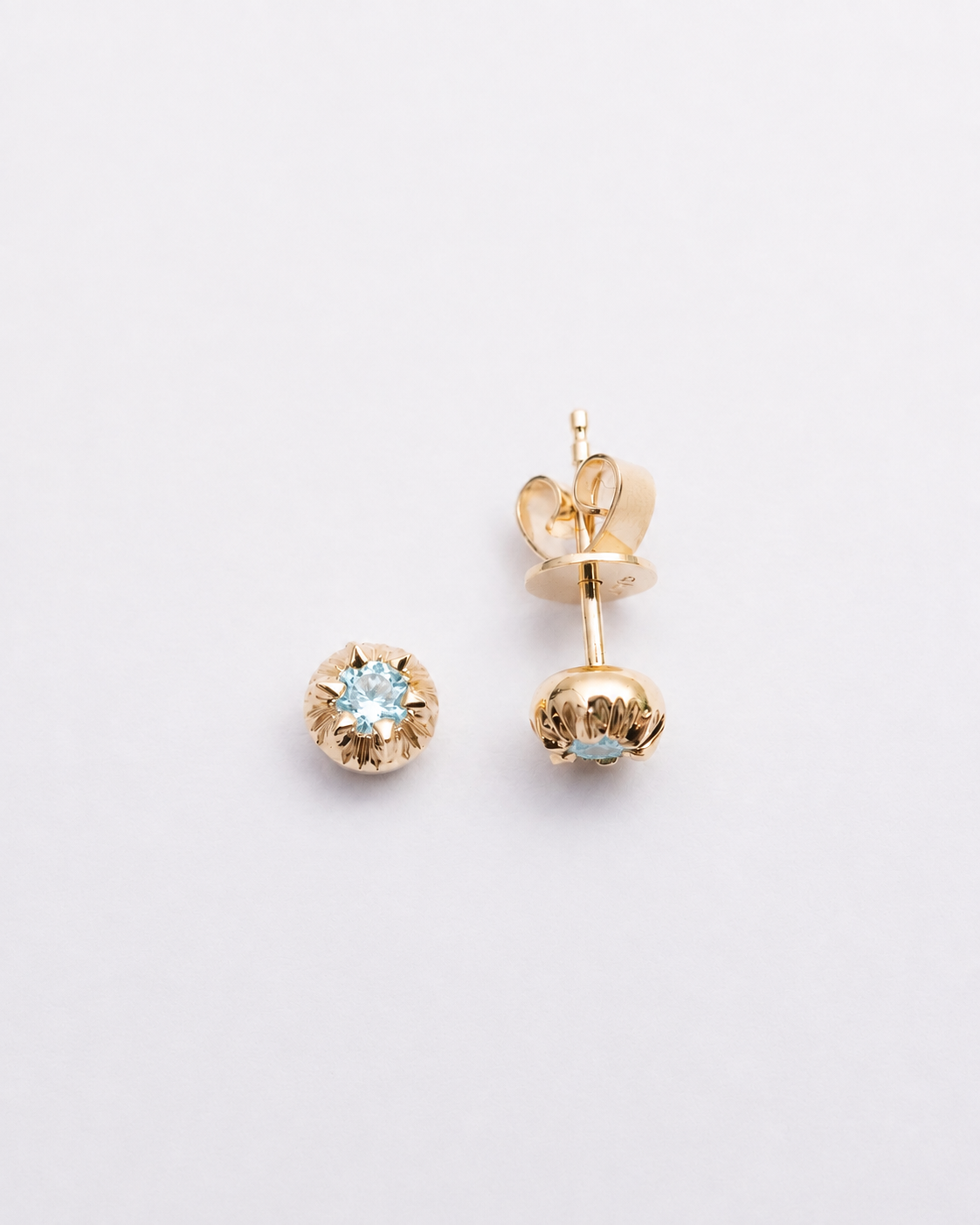 FLUTED COLLET-SET STUDS